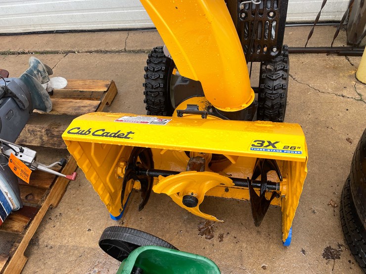 #7011-•-cub-cadet-26"-snowblower-(o3)-image-13