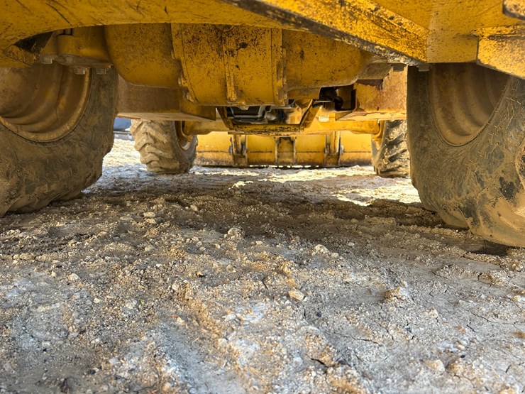 2005-caterpillar-420d-image-32