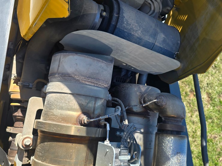 2015-deere-410l-image-37