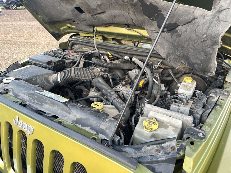 2010-jeep-wrangler-unlimited-sahara-image-7