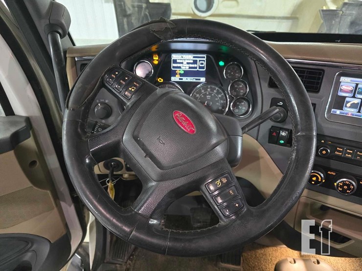 2016-peterbilt-579-image-10