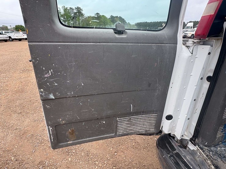 2005-chevrolet-express-3500-image-22