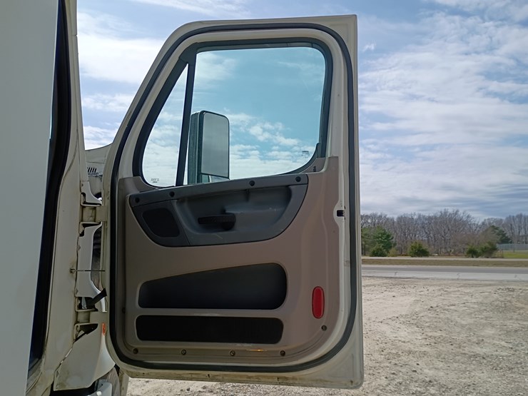 2009-freightliner-cascadia-125-image-44