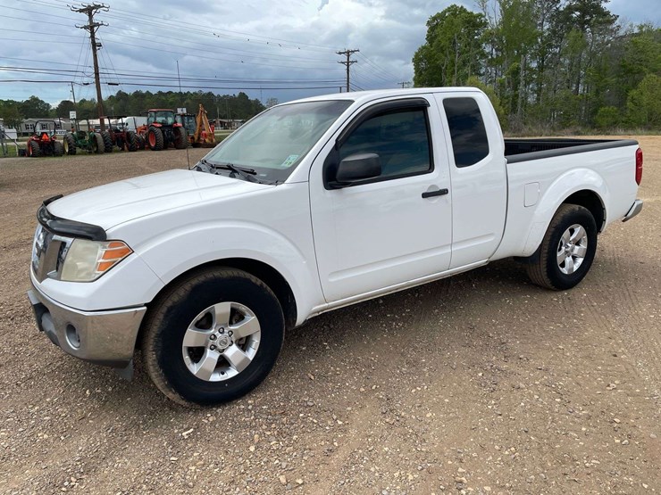 2011-nissan-frontier-sv-image-1