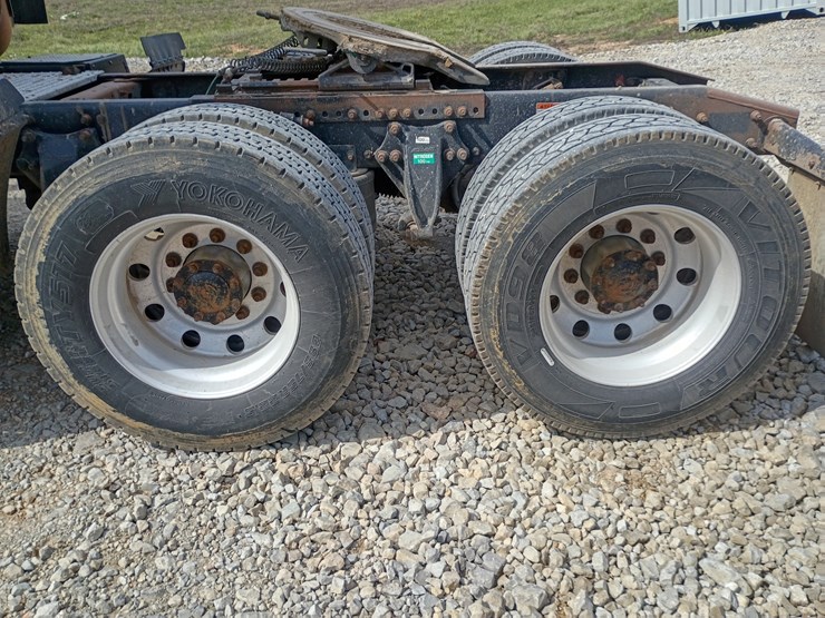 2009-freightliner-cascadia-125-image-92