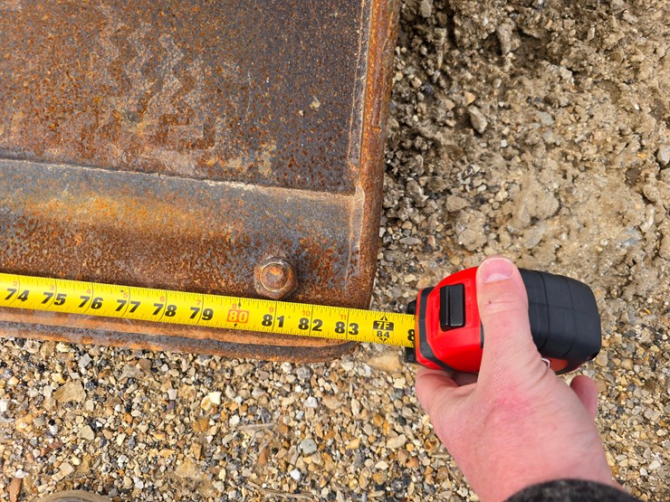 2013-deere-329d-image-17