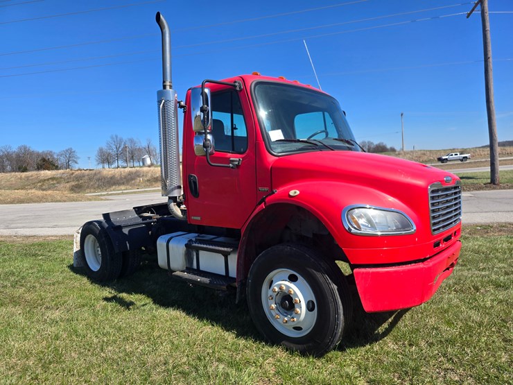 2005-freightliner-m2-106-image-16