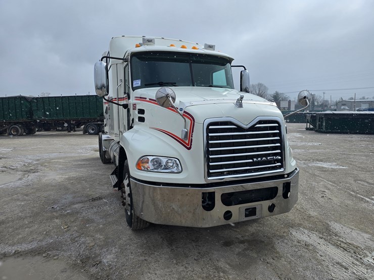 #22593-•-2016-mack-cxu613-pinnacle-sleeper-truck-image-14