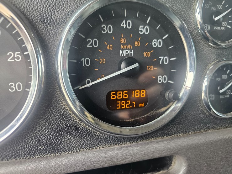 2012-peterbilt-384-image-88