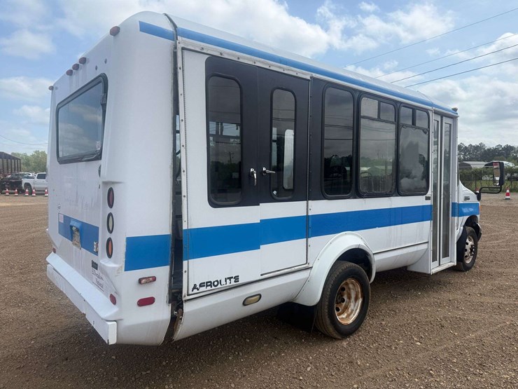 2006-ford-e350-image-3