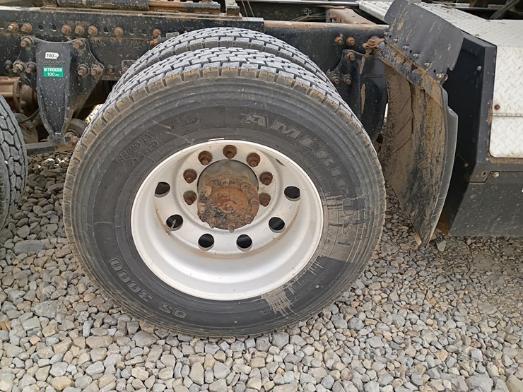 2009-freightliner-cascadia-125-image-111