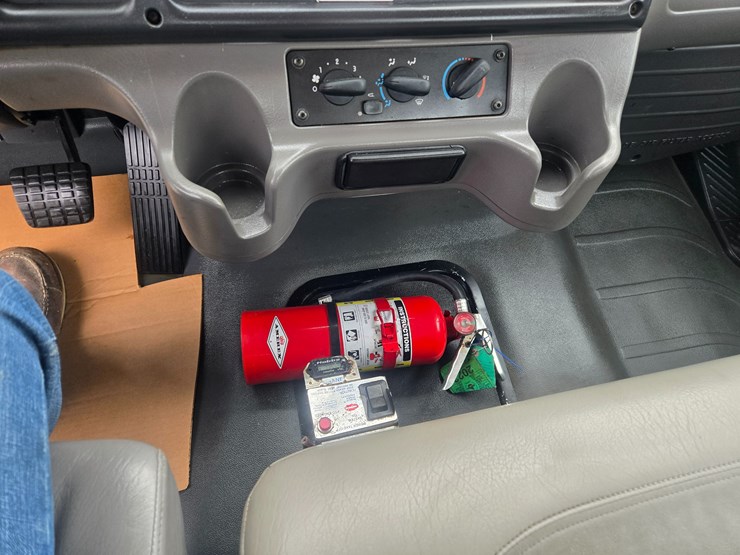 2010-freightliner-m2-106-image-61