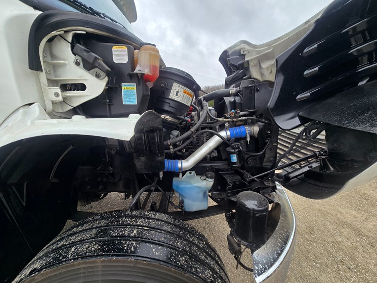 2012-freightliner-m2-106-image-43