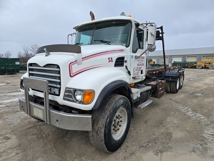 #22590-•-2007-mack-cv713-granite-roll-off-truck-image-2
