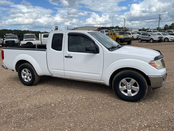 2011-nissan-frontier-sv-image-4