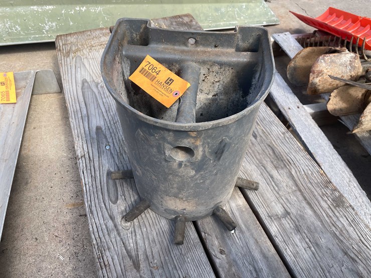 #7064-•-milking/feeder-bucket-(o3)-image-1