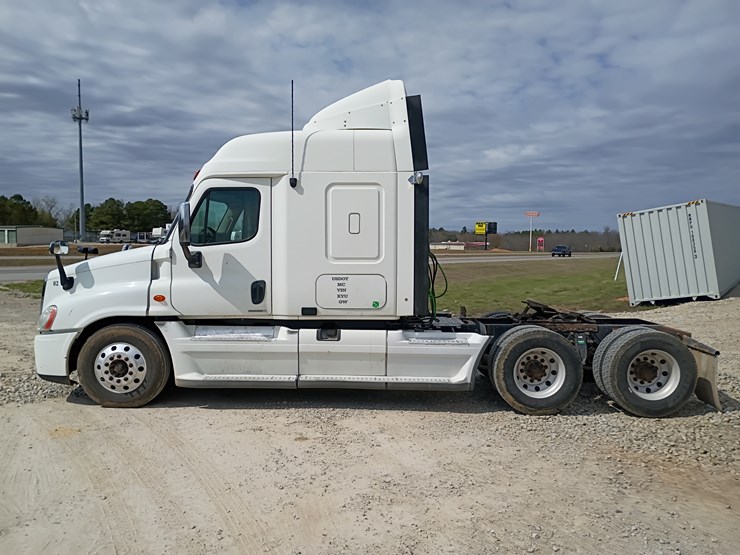 2009-freightliner-cascadia-125-image-3