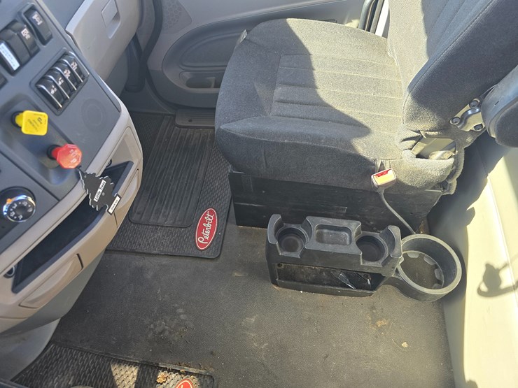 2019-peterbilt-567-image-76