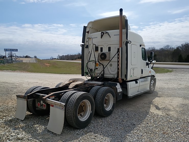 2009-freightliner-cascadia-125-image-9