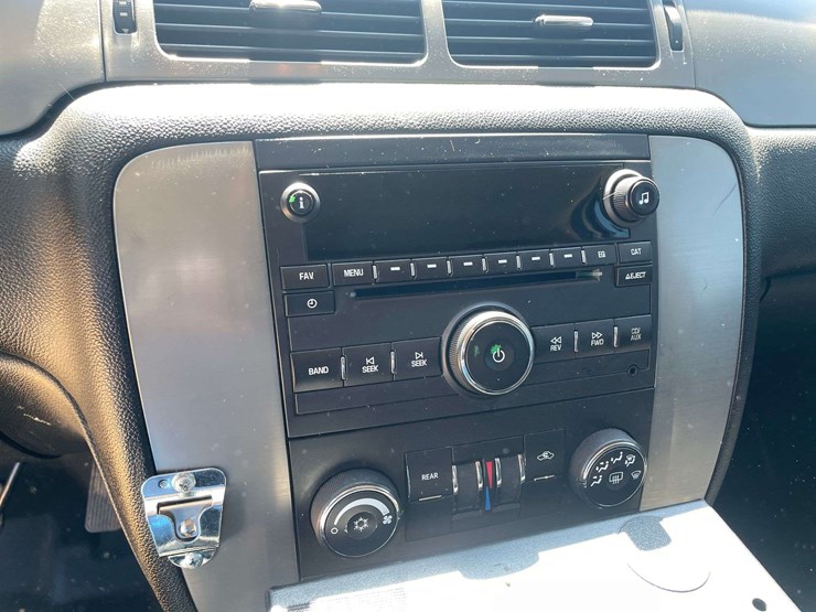 2011-chevrolet-tahoe-image-13