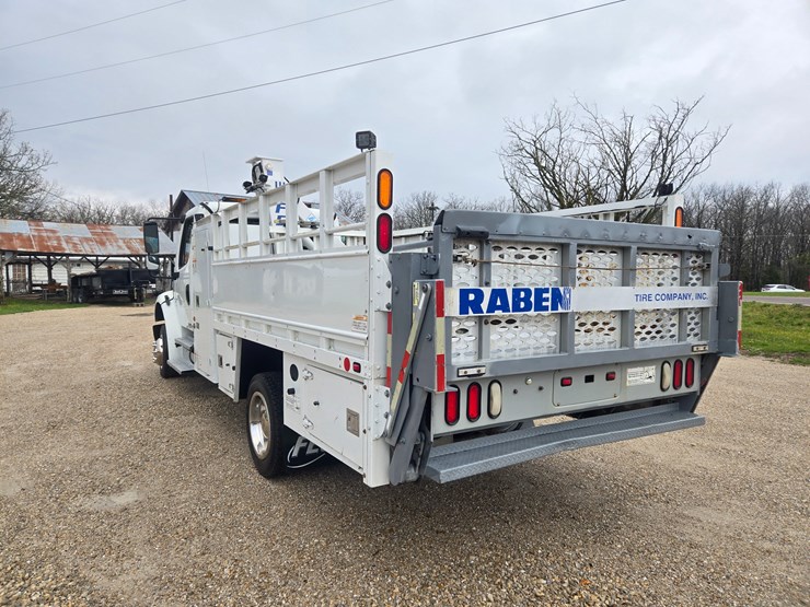 2010-freightliner-m2-106-image-14