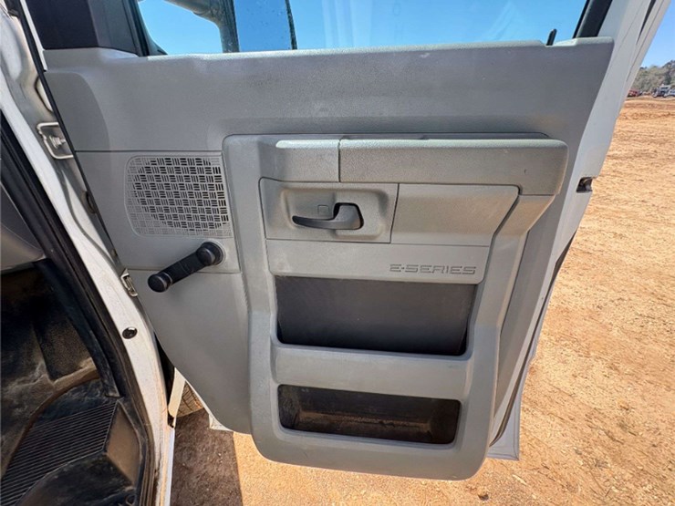 2011-ford-e350-image-17