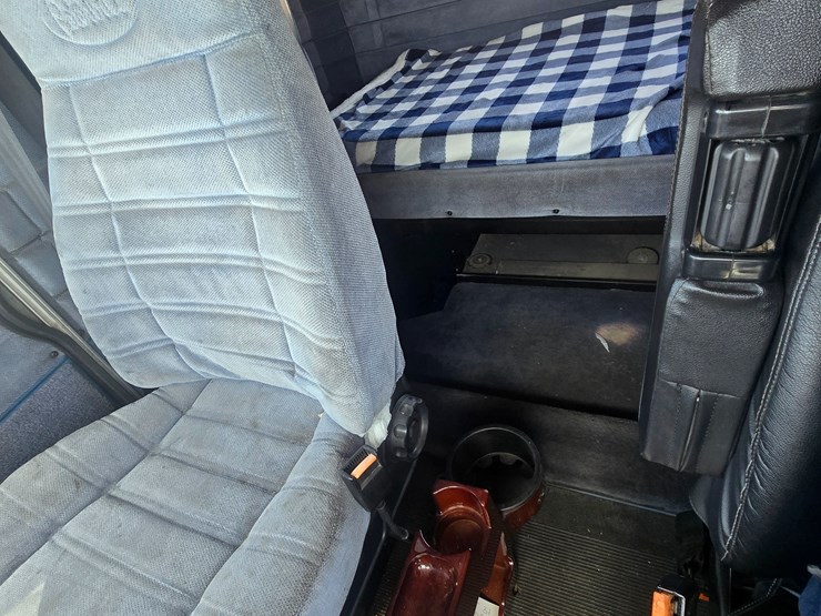 1996-peterbilt-377-image-70
