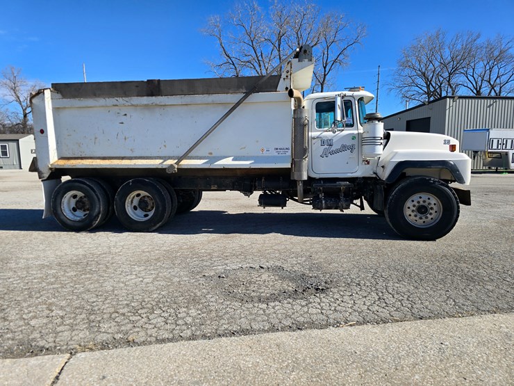 2001-mack-rd688s-image-18