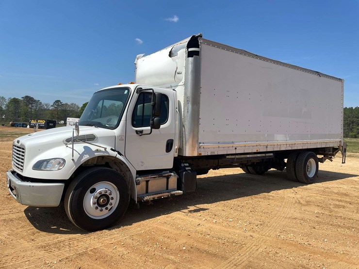 2016-freightliner-m2-106-image-1