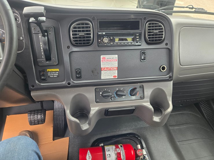 2010-freightliner-m2-106-image-60