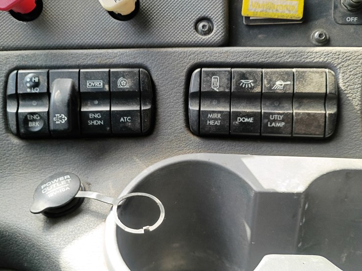 2009-freightliner-cascadia-125-image-55