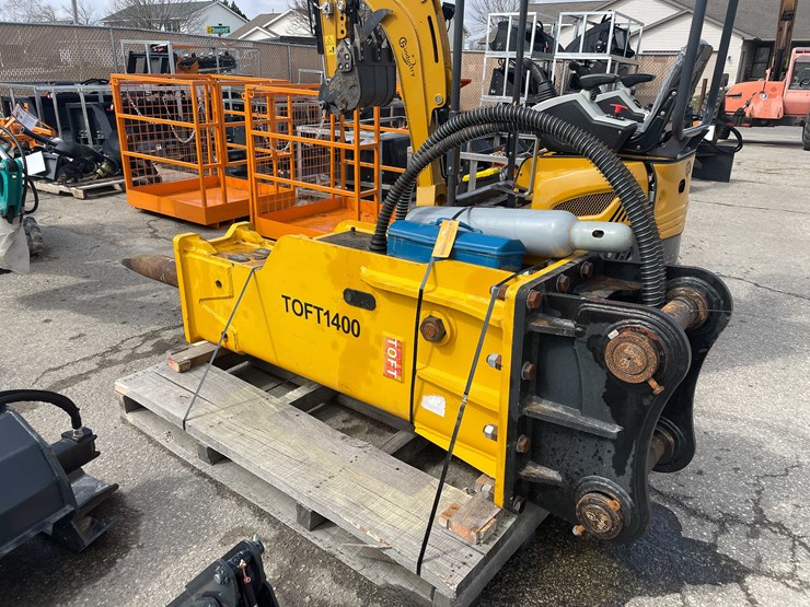 caterpillar-320-image-3