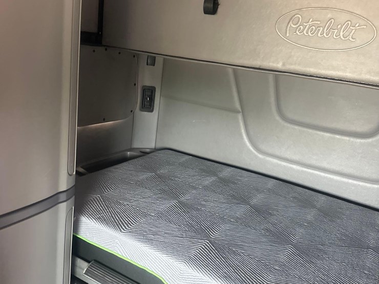 2016-peterbilt-579-image-25