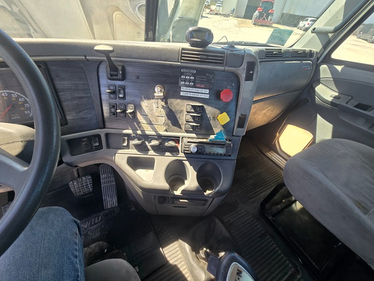 2006-freightliner-columbia-120-image-53