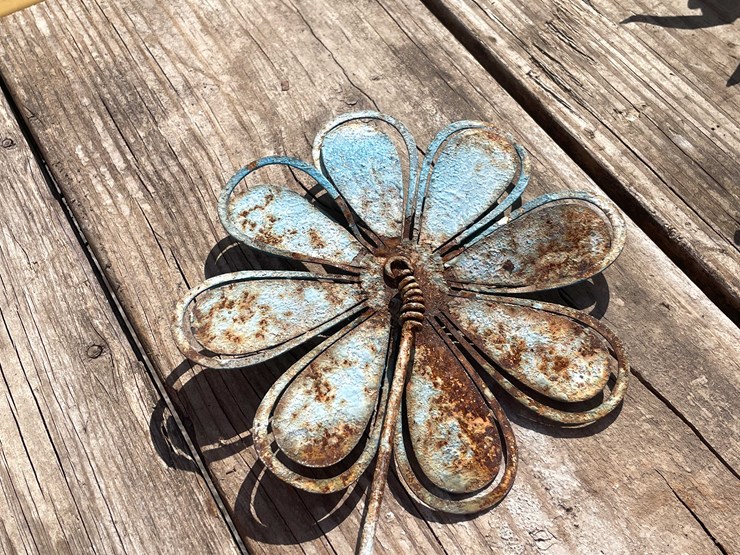 #7026-•-(8)-pieces-yard-art-decorations-(o4)-image-25