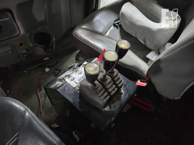 2017-peterbilt-367-image-15