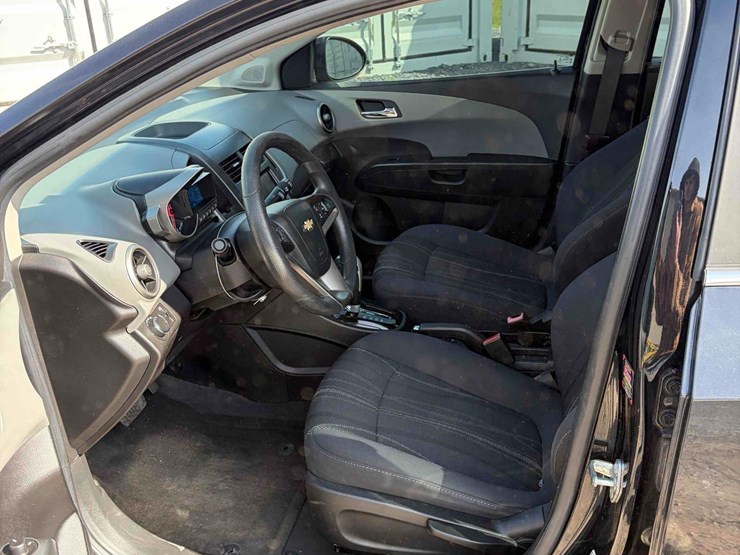 2015-chevy-sonic-lt-image-10