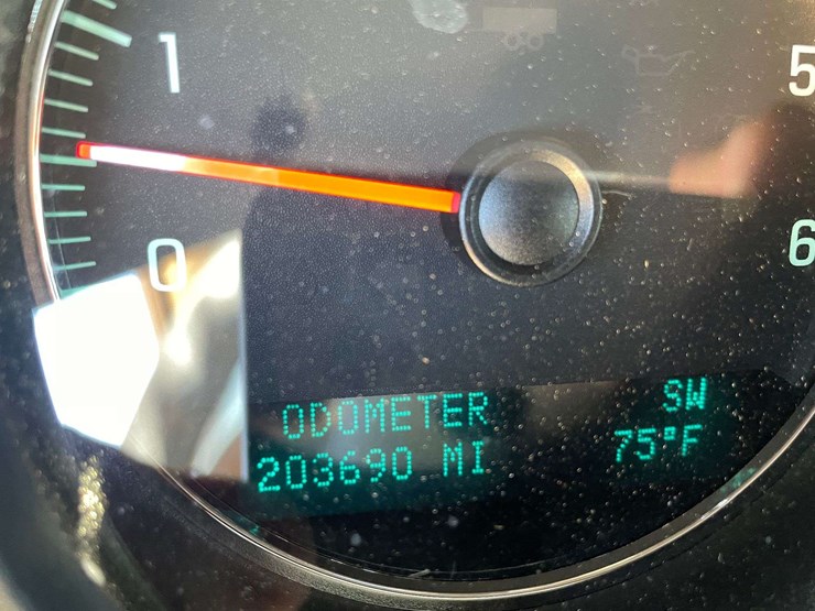 2011-chevrolet-tahoe-image-26