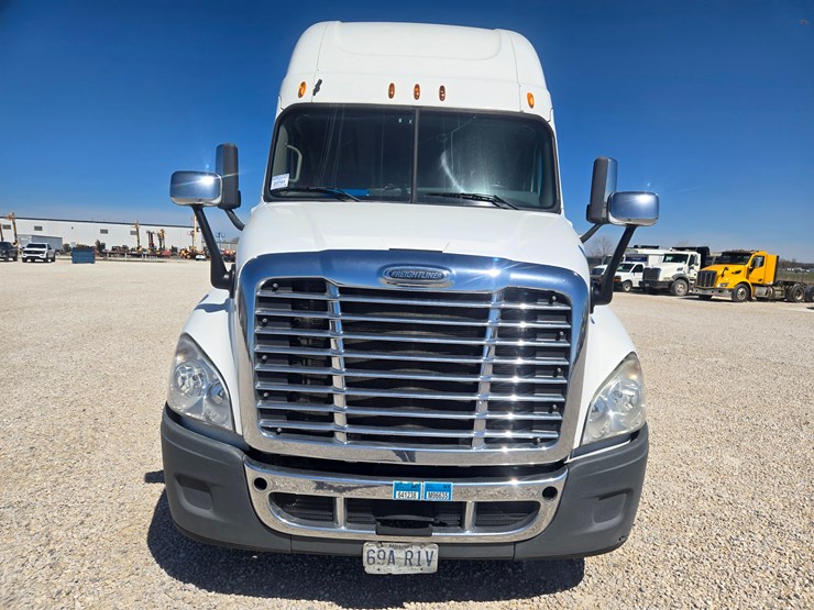 2014-freightliner-cascadia-125-image-29