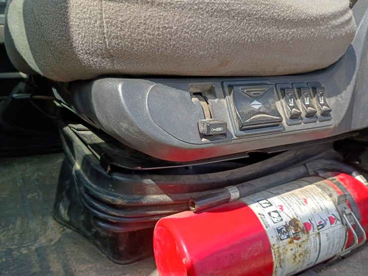 2009-freightliner-cascadia-125-image-38