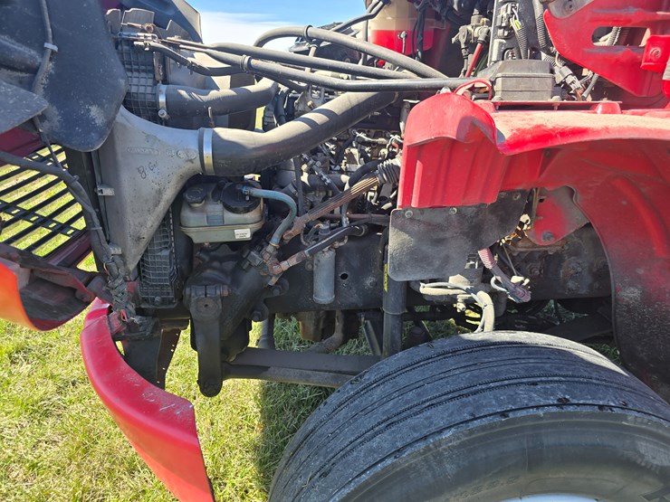 2005-freightliner-m2-106-image-22