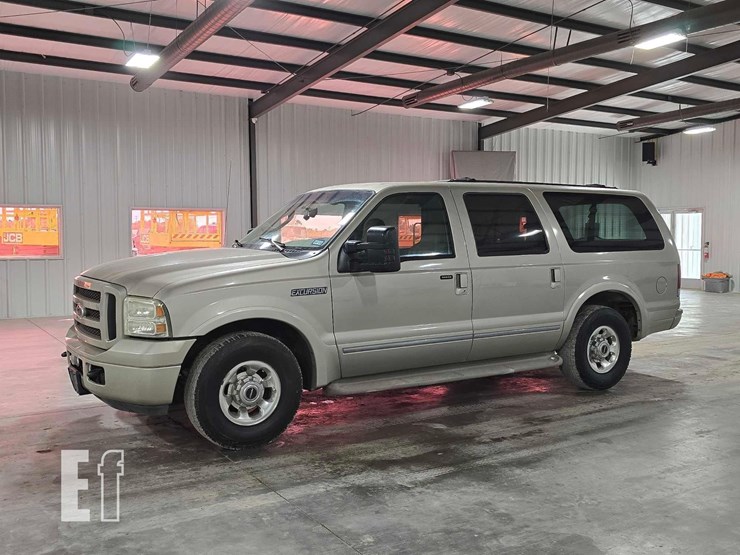 2005-ford-excursion-image-1
