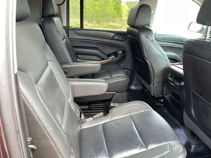 2015-chevrolet-suburban-image-16