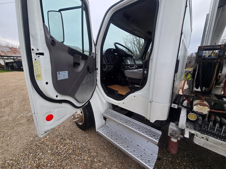 2010-freightliner-m2-106-image-50