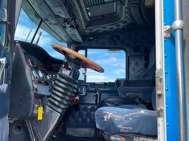 2004-kenworth-w900-image-74