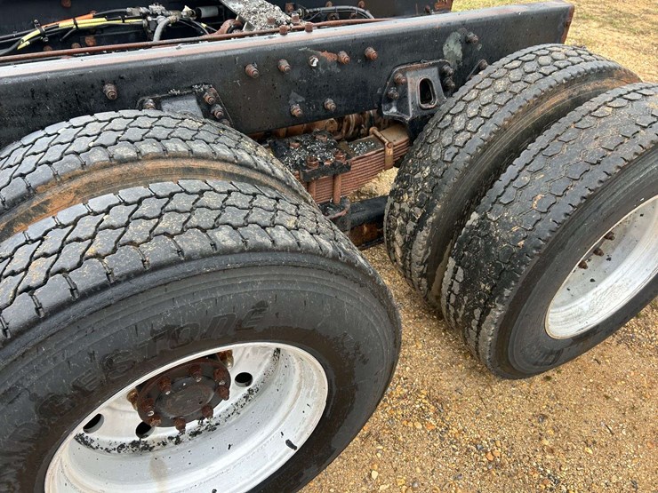 2001-peterbilt-330-image-19