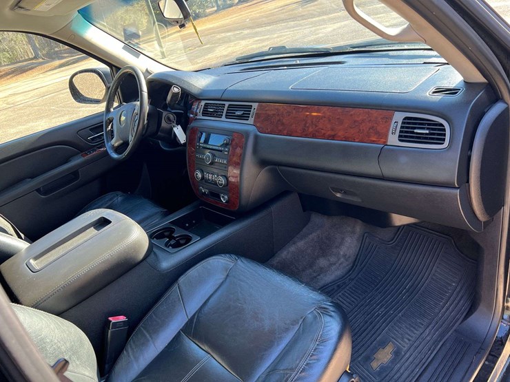 2011-chevrolet-tahoe-image-19