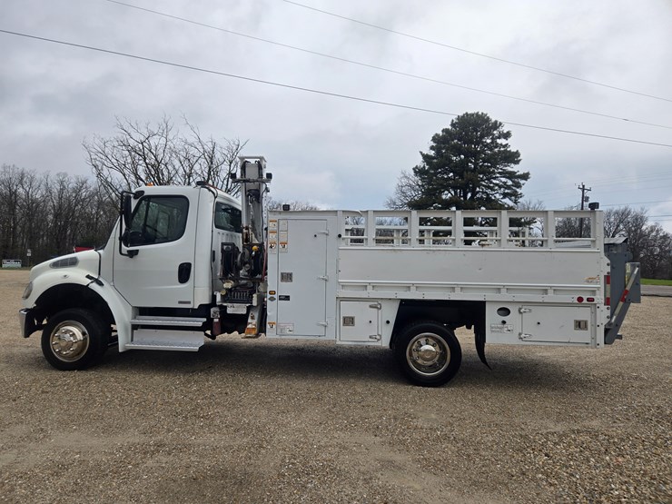 2010-freightliner-m2-106-image-9