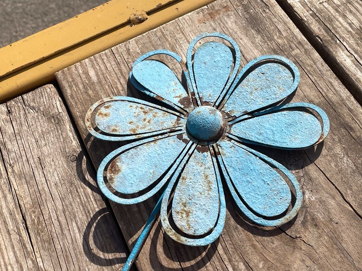 #7026-•-(8)-pieces-yard-art-decorations-(o4)-image-24