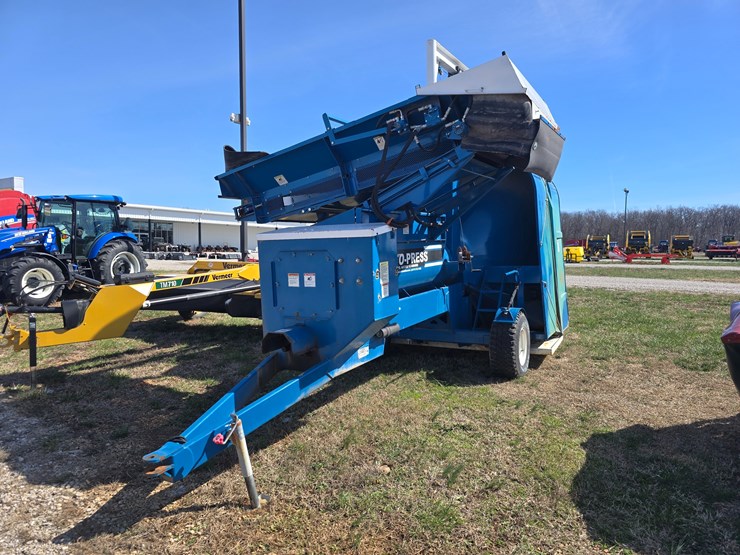 #22529-•-2015-roto-express-livestock-bedding-processor-/-bale-processor-image-1